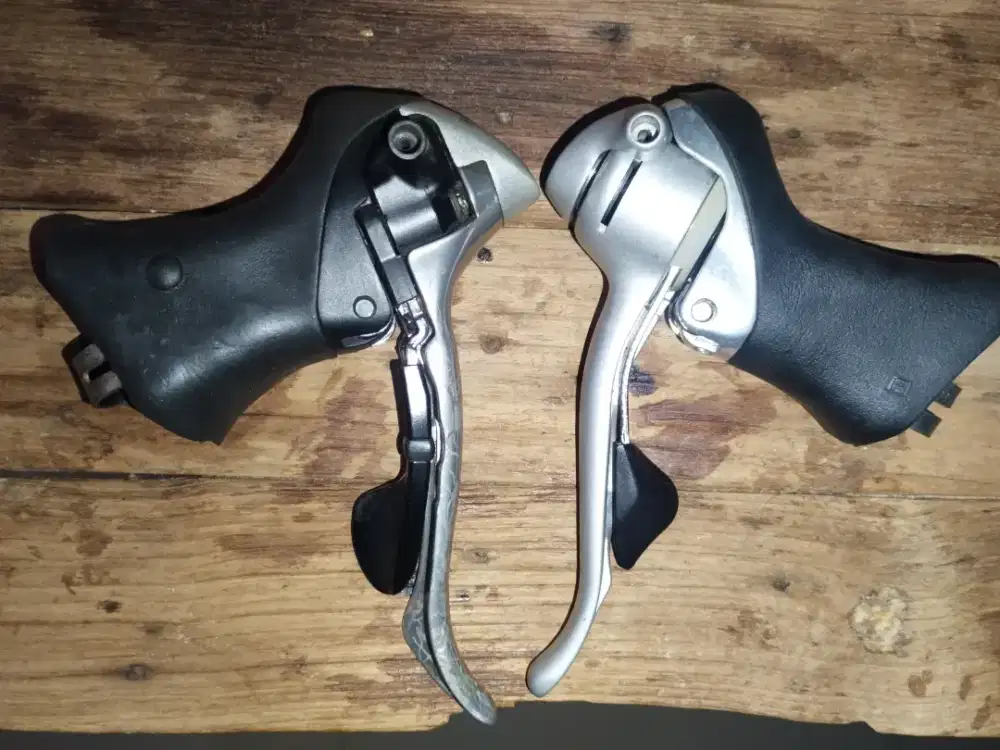 Brifter Shimano jadul sepasang tapi beda model