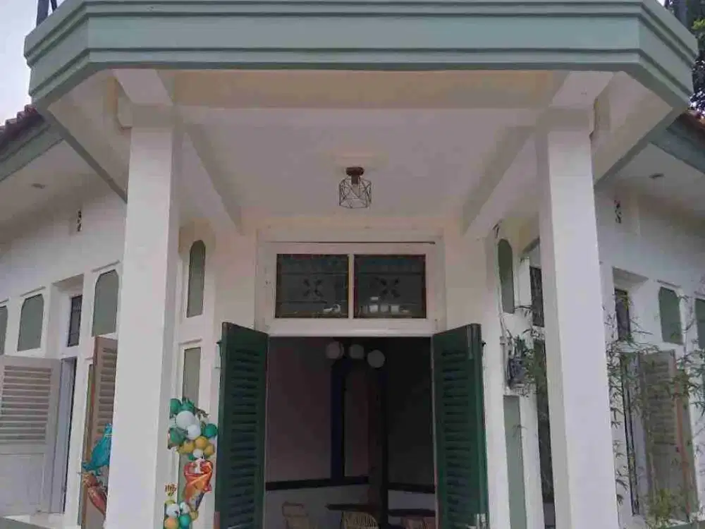 DISEWAKAN RUMAH HOEK BELANDA BANGUNAN TAHUN 1930 an di Sayap Burangrang, Gatsu, Bandung.. Sangat cocok buat INVESTASI (Wisma,kafe,restorant,kantor dll)