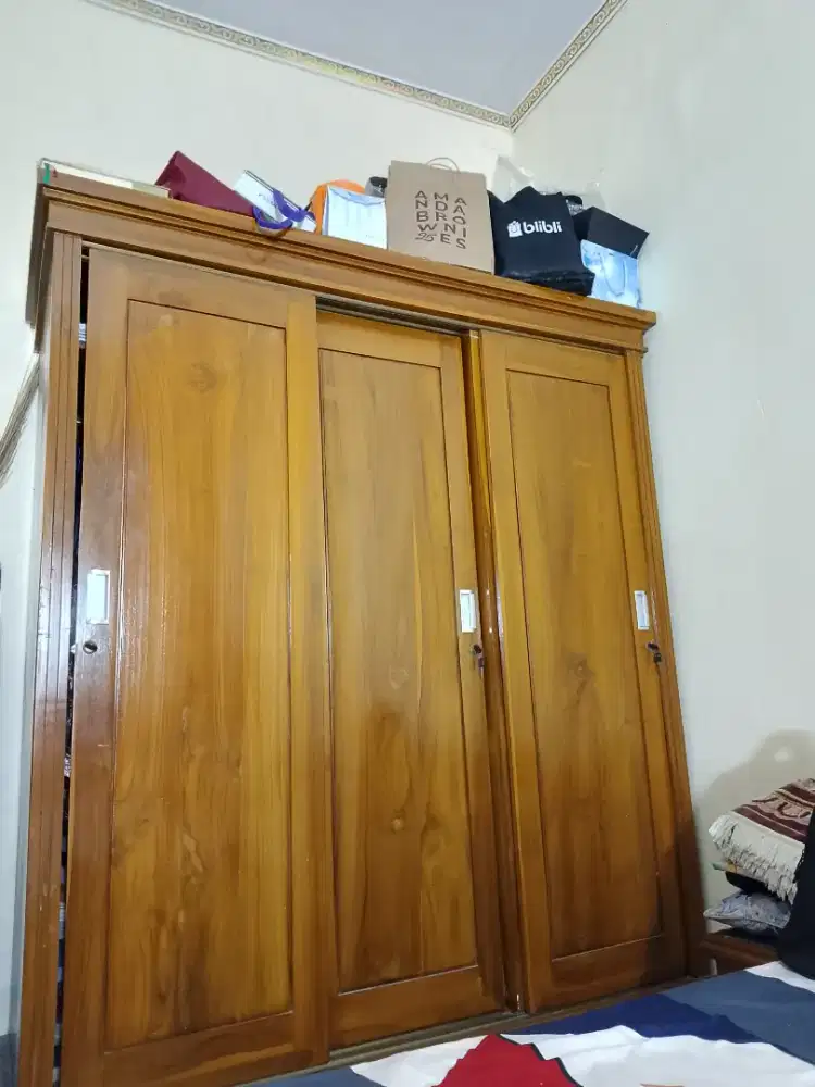 Lemari pakaian 3 pintu