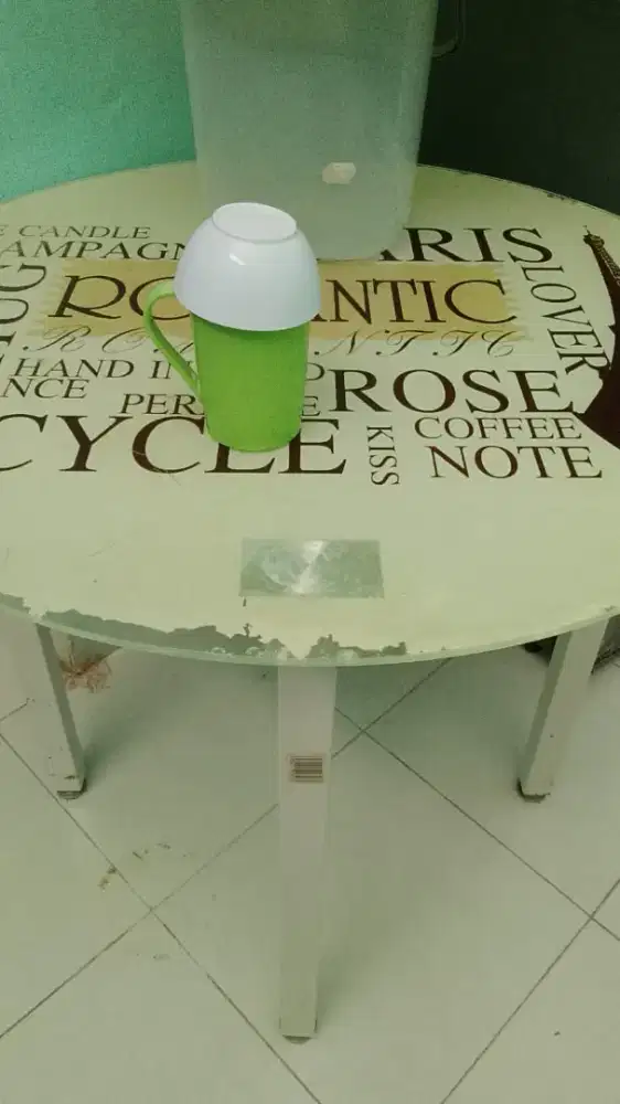 Dijual meja makan bunder kaca ada kursi kecil kini ada kursi mini mini
