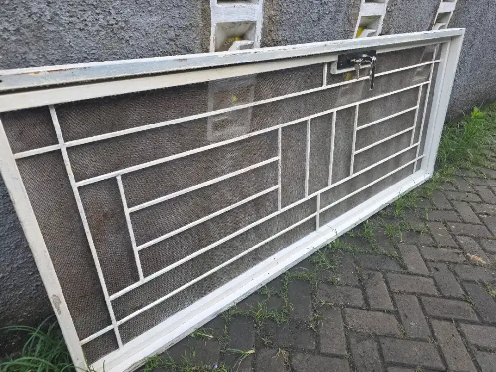 Pintu besi depan holo copotan