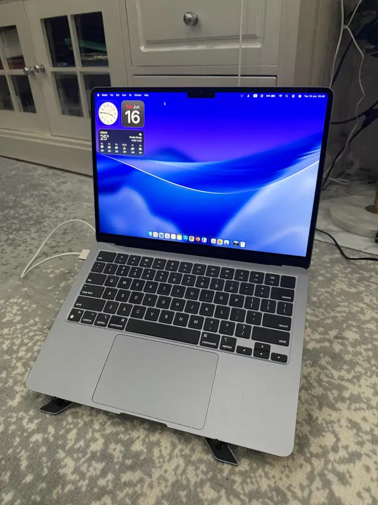 MacBook Air M2 512GB Space Gray - Super Kencang, Siap Pakai