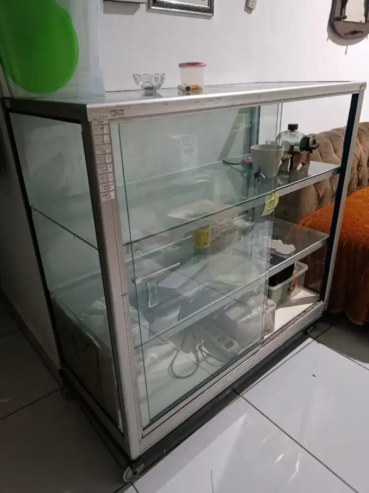 Lemari kaca display