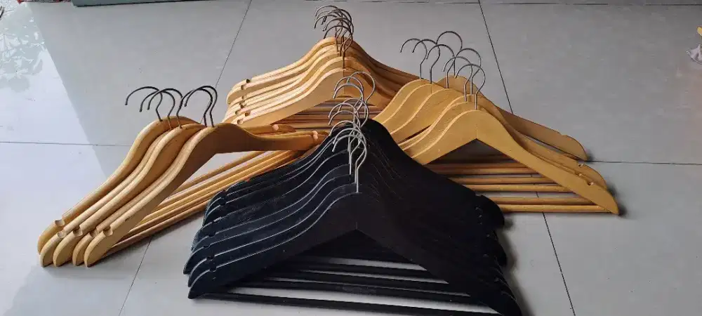 HANGER GANTUNGAN BAJU KAYU