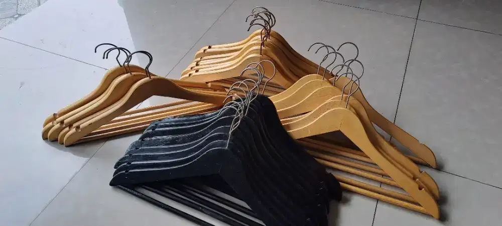 GANTUNGAN BAJU IBU DAN ANAK BAHAN KAYU