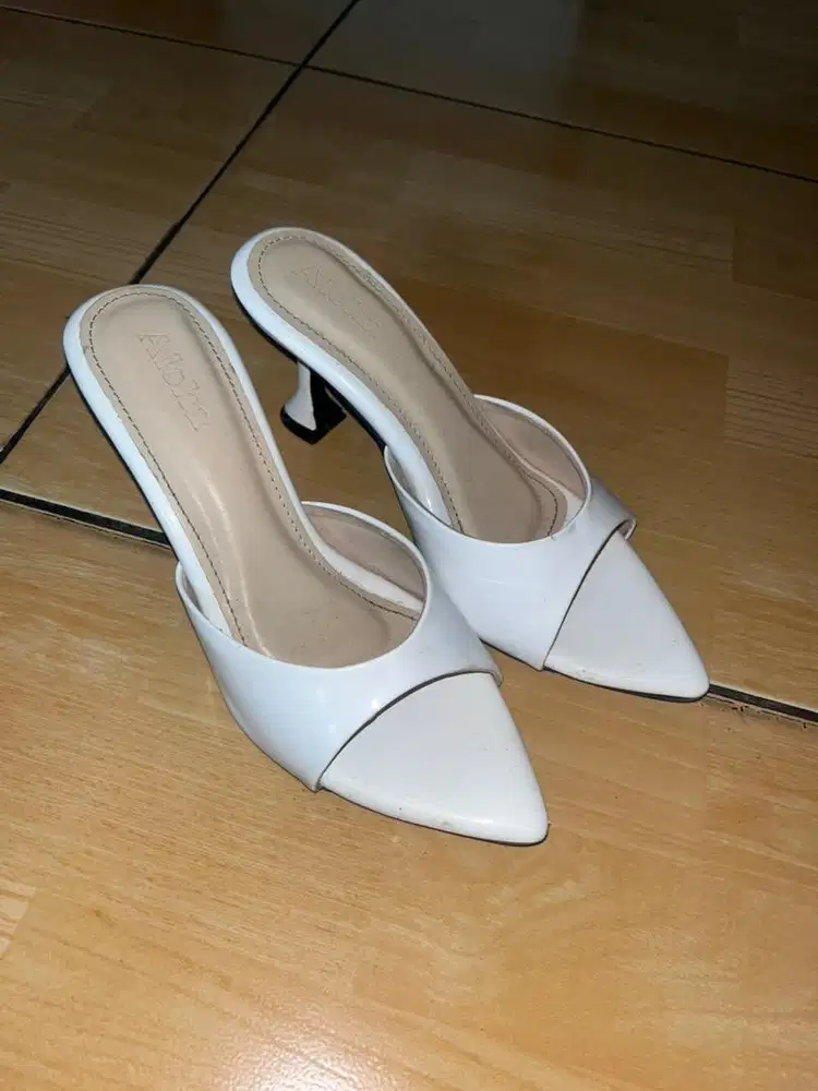 Sendal heels warna putih