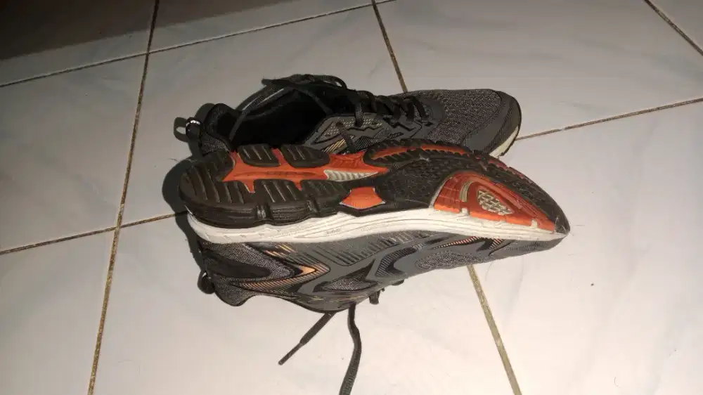 Sepatu running spotec
