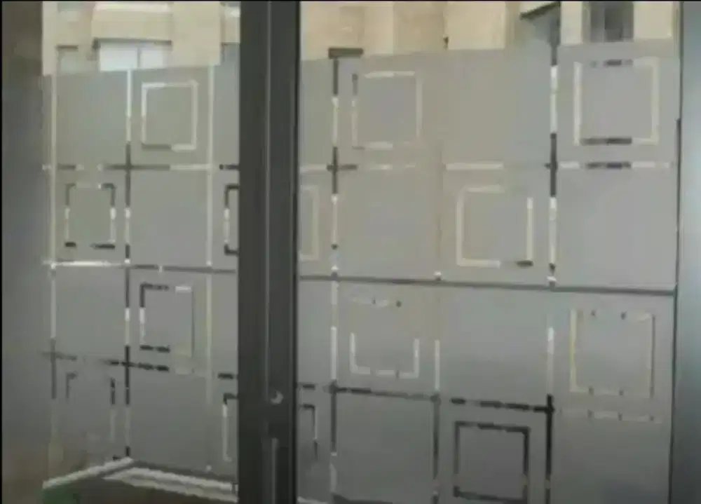 Pasang stiker sanblas kaca film pada kaca kamar tidur