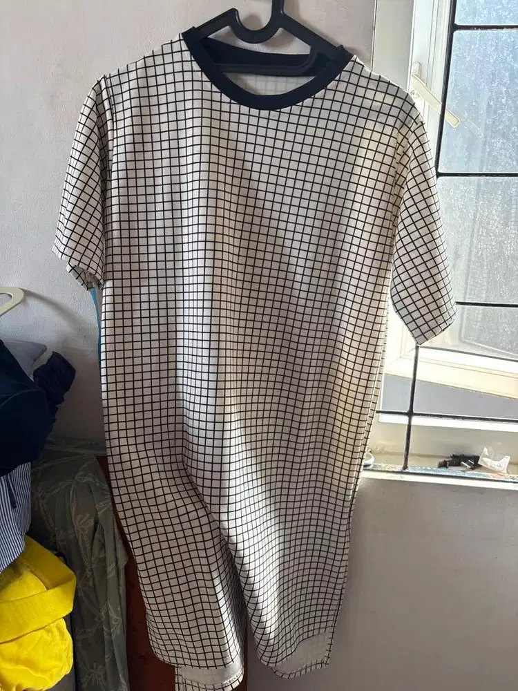 Baju atasan hitam putih