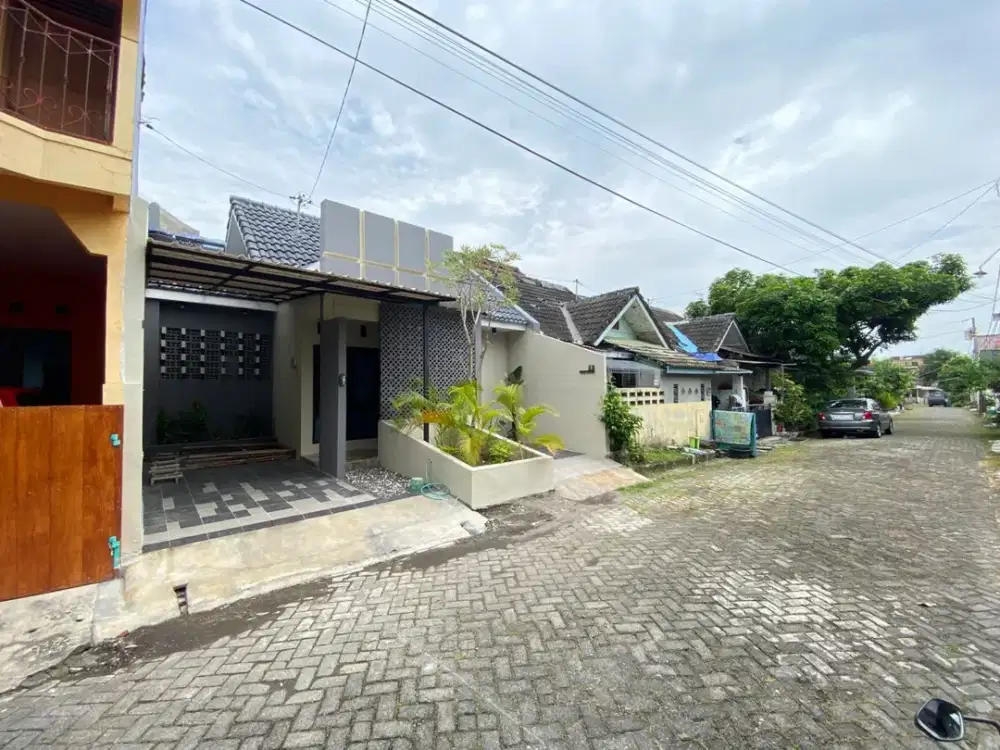 Rumah Cantik Semi 2 Lantai 7 Menit ke Kampus Amikom - Keamanan 24 Jam, Akses Jalan Mobil Papasan