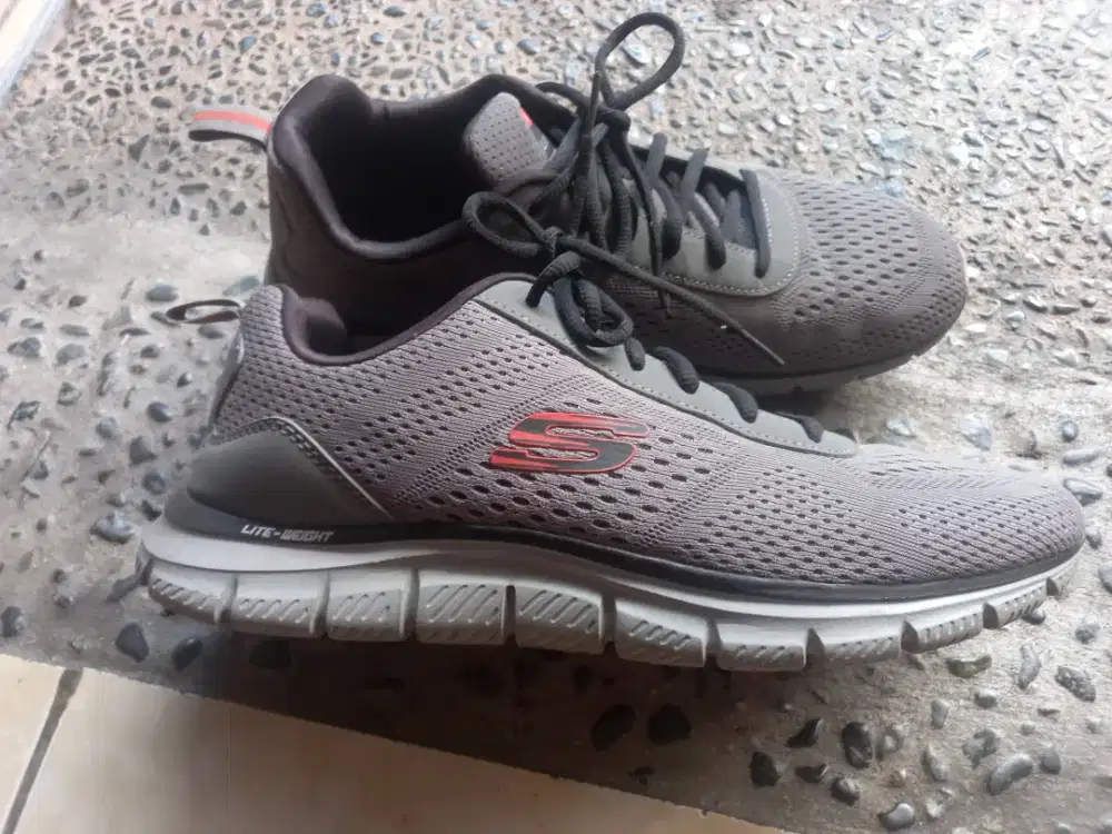 Sepatu skechers ukuran 45
