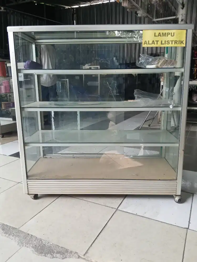 Etalase kaca  panjang 1 m