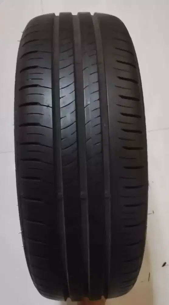 Ban mobil bekas R15 buat ban serep