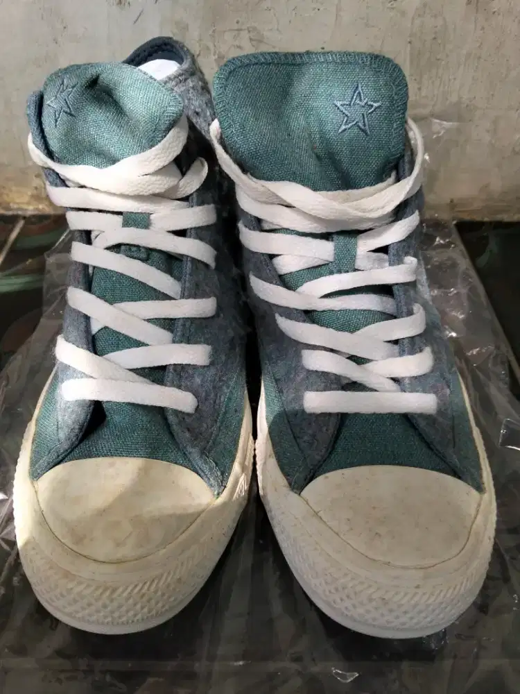 Sepatu Converse warna biru