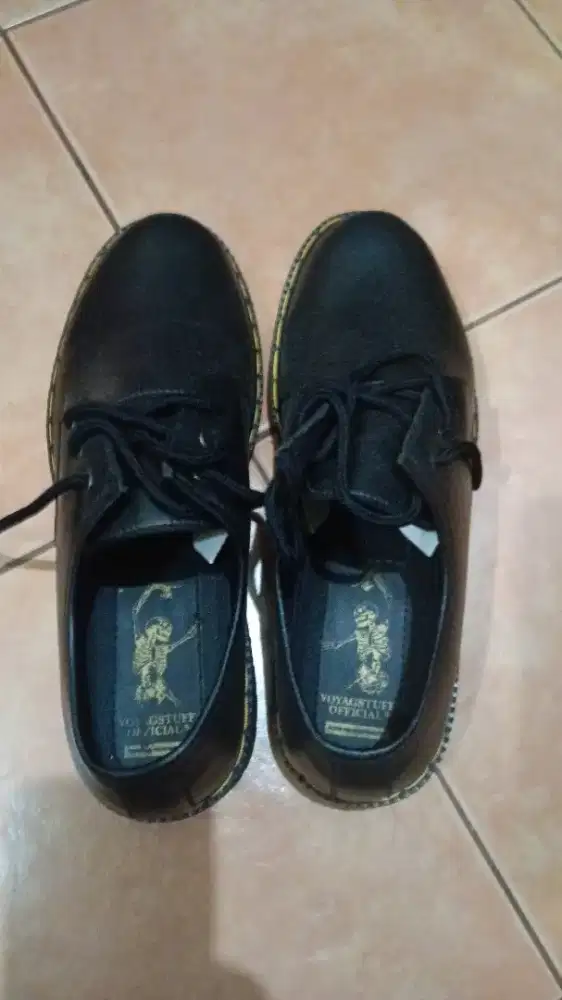 Sepatu bekas 1 kali pakai