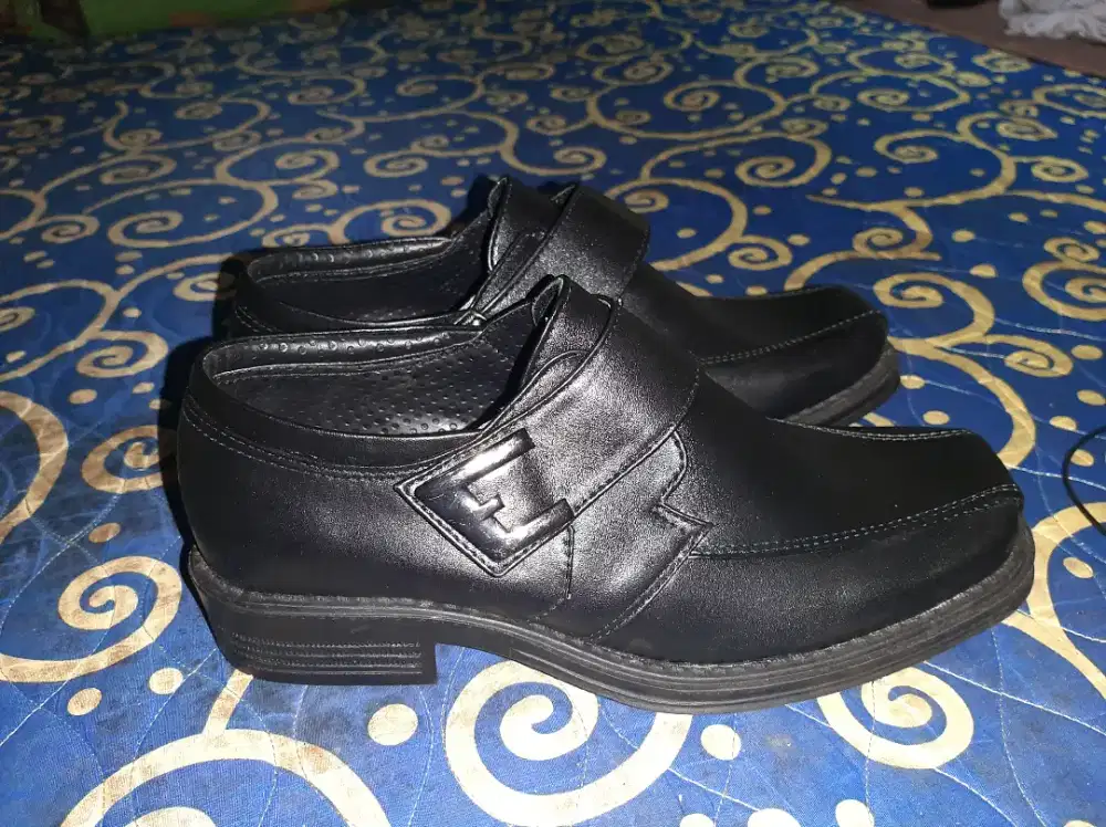 Sepatu Pantofel Velcro nomer 38 merrk New Paradise