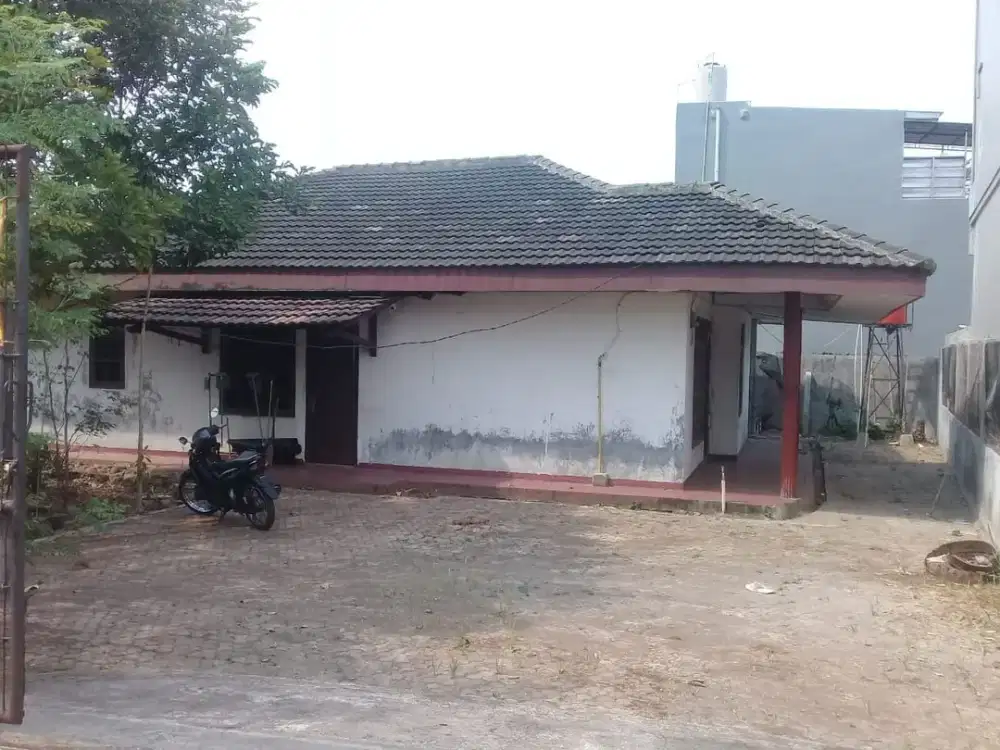DIJUAL RUMAH BUTUH RENOV DENGAN HALAMAN LUAS DI JATI MELATI BEKASI