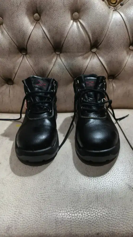 Sepatu septi merek chetah