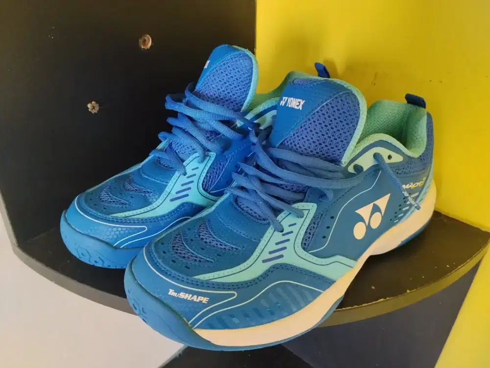 Sepatu Yonex Mach-3