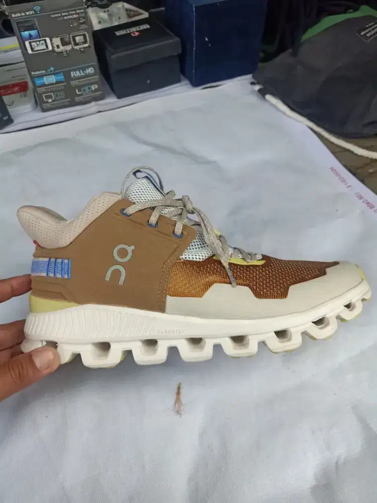 Sepatu pria on cloud size 43