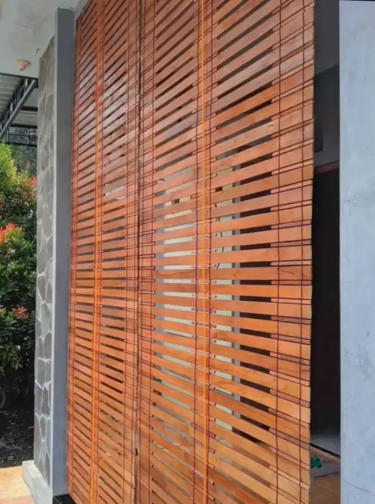 Tirai kayu jati finishing Vernis