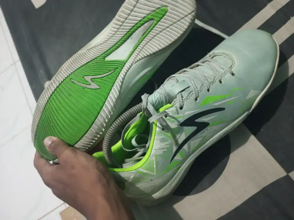 sepatu futsal SPECS