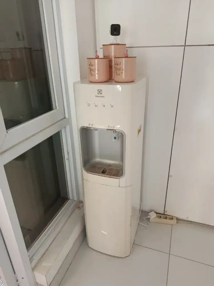 Electrolux dispenser galon bawah