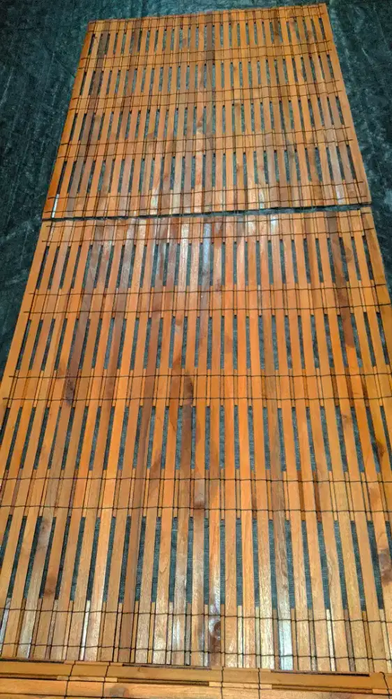 Tirai kayu jati tampias