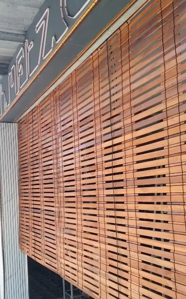 Tirai kayu jati finishing Vernis