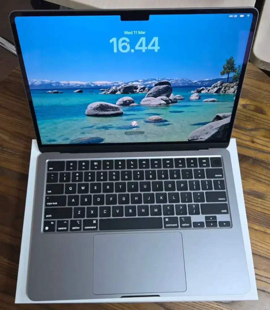 Macbook Air M3 8/256 , garansi aktif agustus 2027