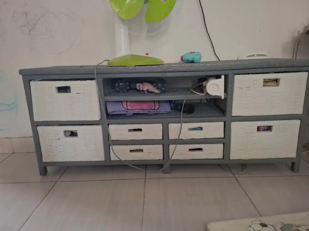Meja tv bekas rotan