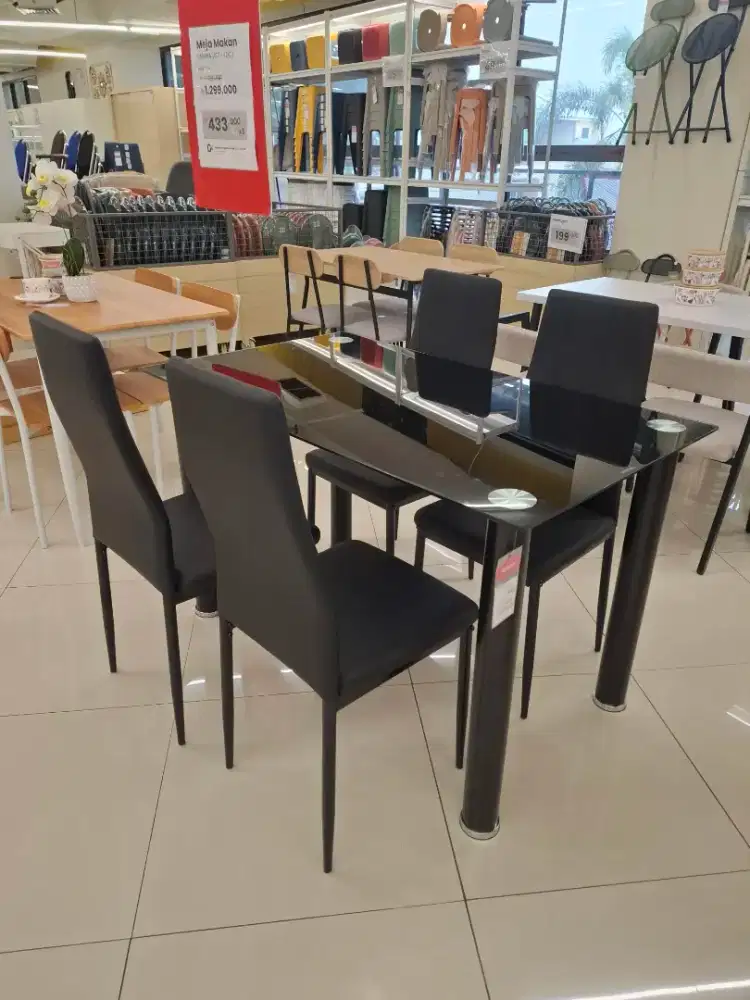 Meja Makan Kaca Tempered Glass Hitam Minka