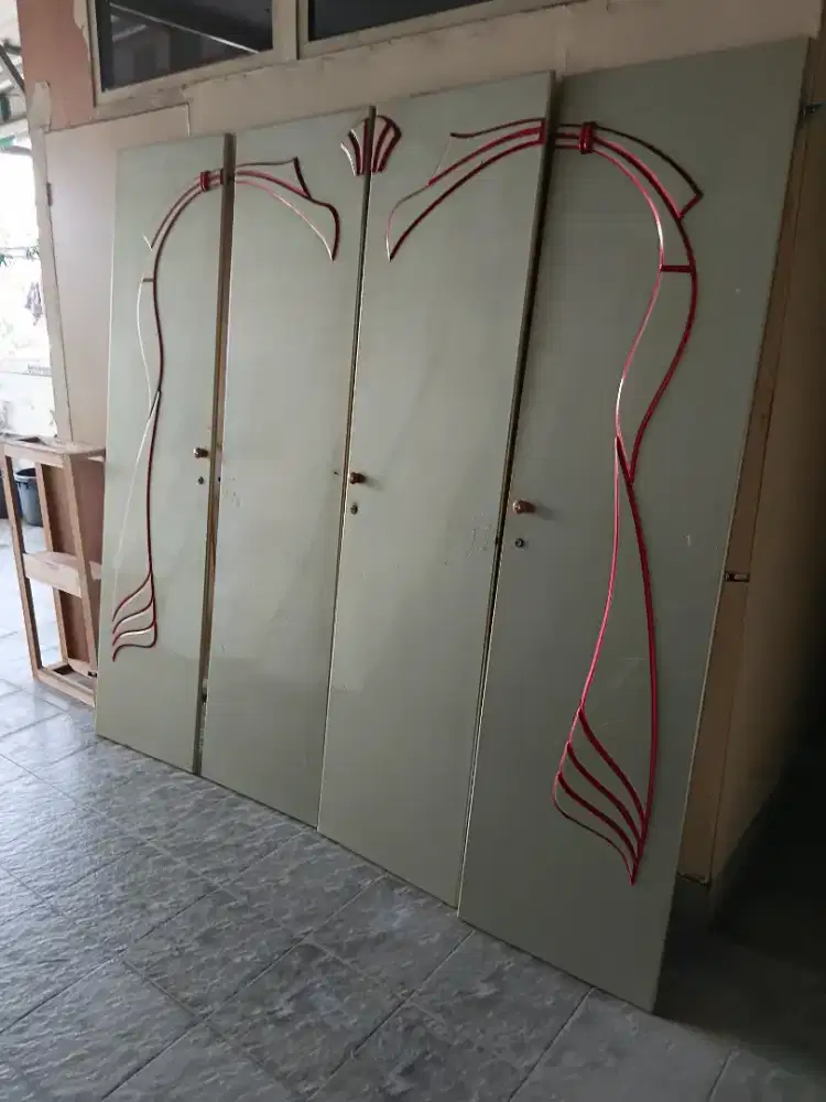 Lemari pakaian 4 pintu bekas