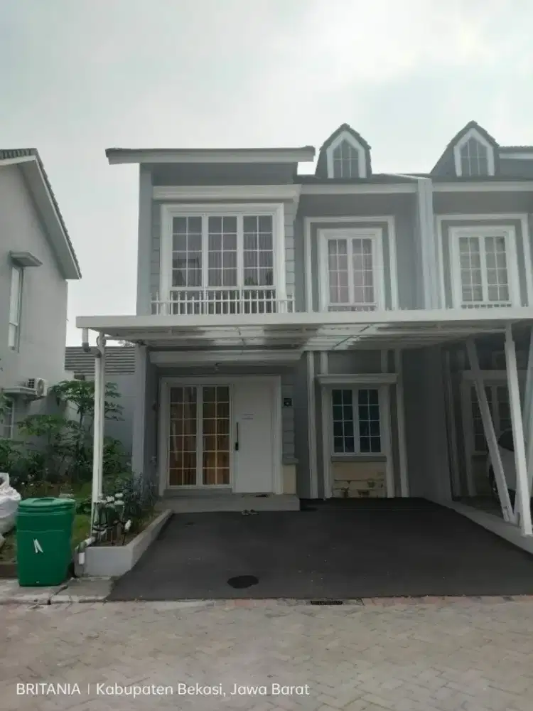 DIKONTRAKKAN RUMAH HOOK 2 LANTAI SEMI FURNISHED DEPAN KOLAM RENANG