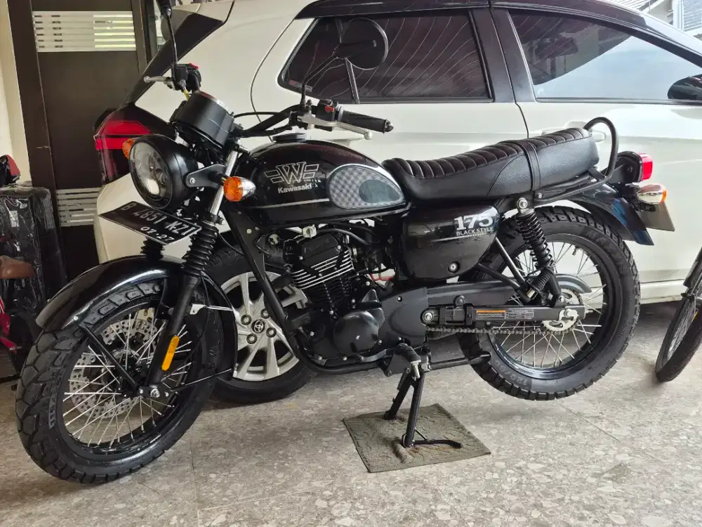 KAWASAKI W 175 BLACK STYLE