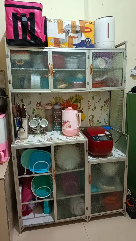 Dijual satu unit rak aluminium keramik kaca bekas. Lebar 103 cm tinggi