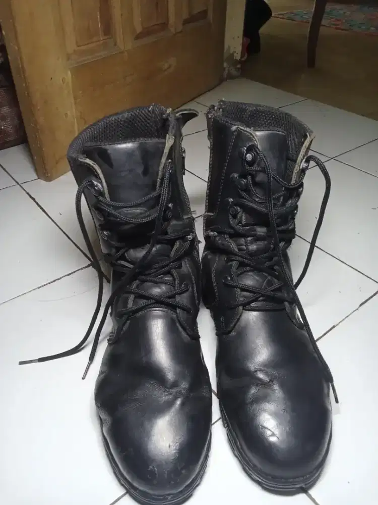 Sepatu satpam tali ukuran 42