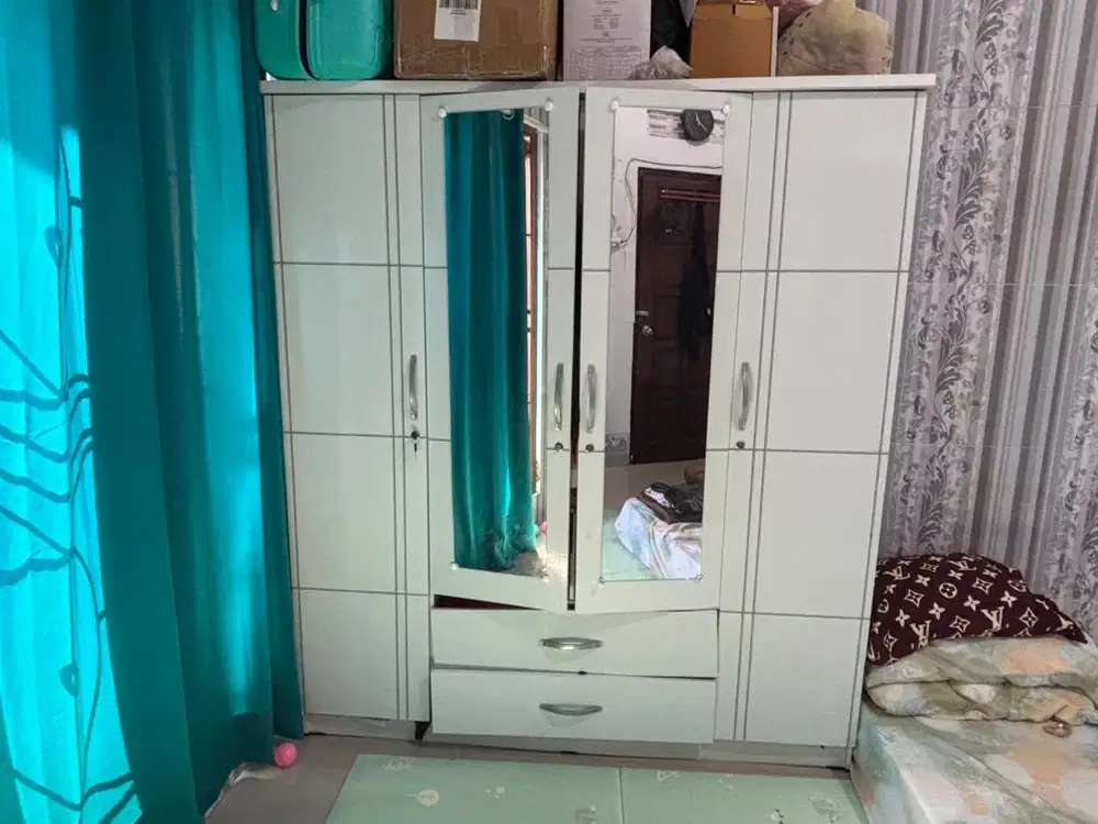 Lemari 4 pintu bekas