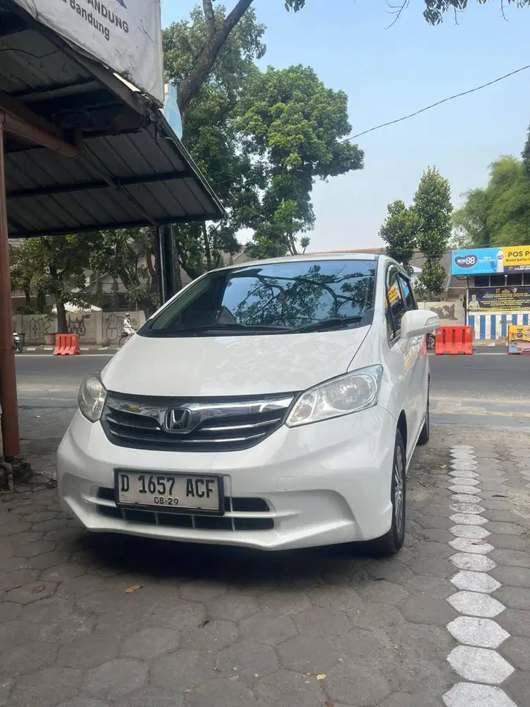 BUTUH CEPAT! Honda Freed SD 2014 Putih – Body Istimewa, Siap Pakai