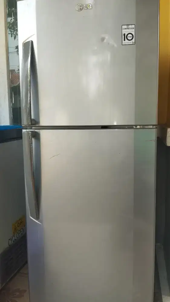Dijual kulkas 2 pintu merek LG