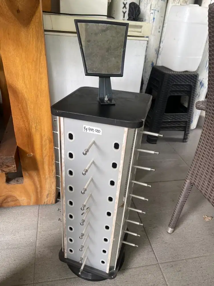Rak pajangan kacamata rotasi