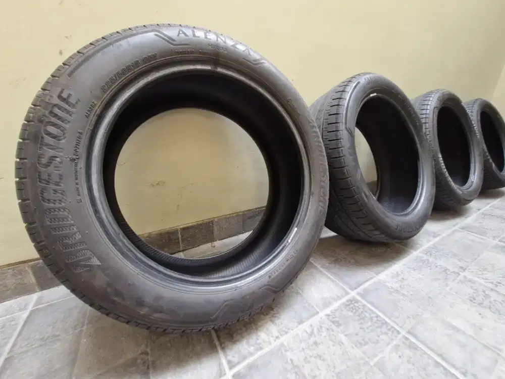 Ban Bridgestone Alenza 225 50 R18 HRV Zenix Alphard