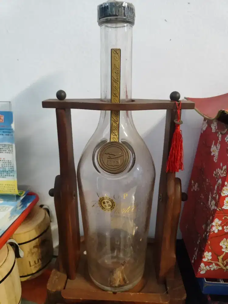 Botol besar pajangan