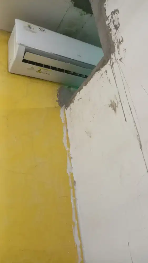 AC TCL 1PK kondisi masih bagus dan masih dalam keadaan terpasang