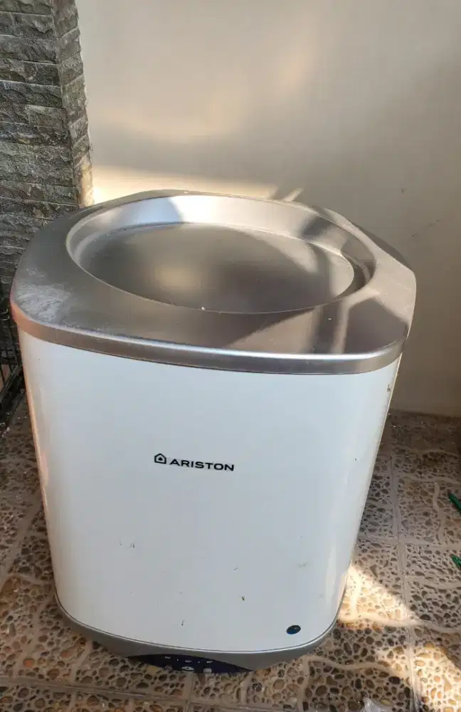 Di jual sebuah water heater merk Ariston