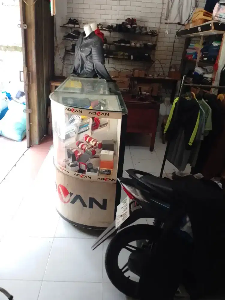 Di lelang perlengkapan usaha lengkap dengan isinya
