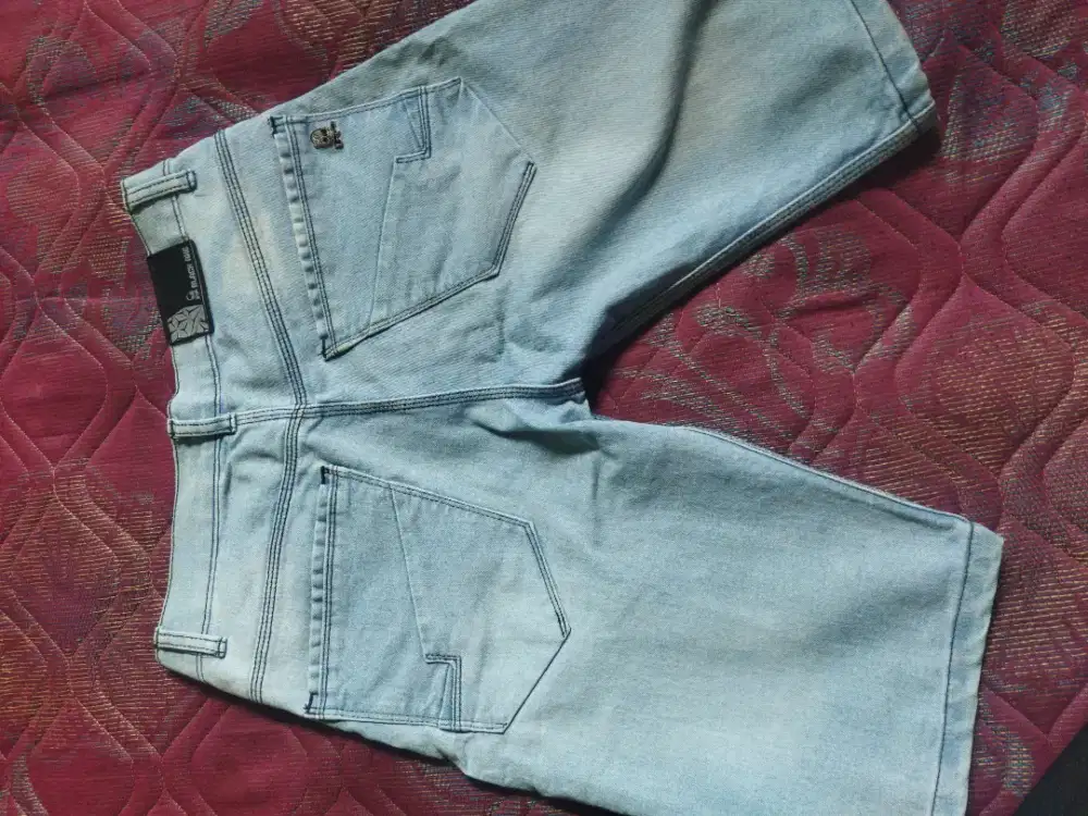 Celana denim belum terpakai