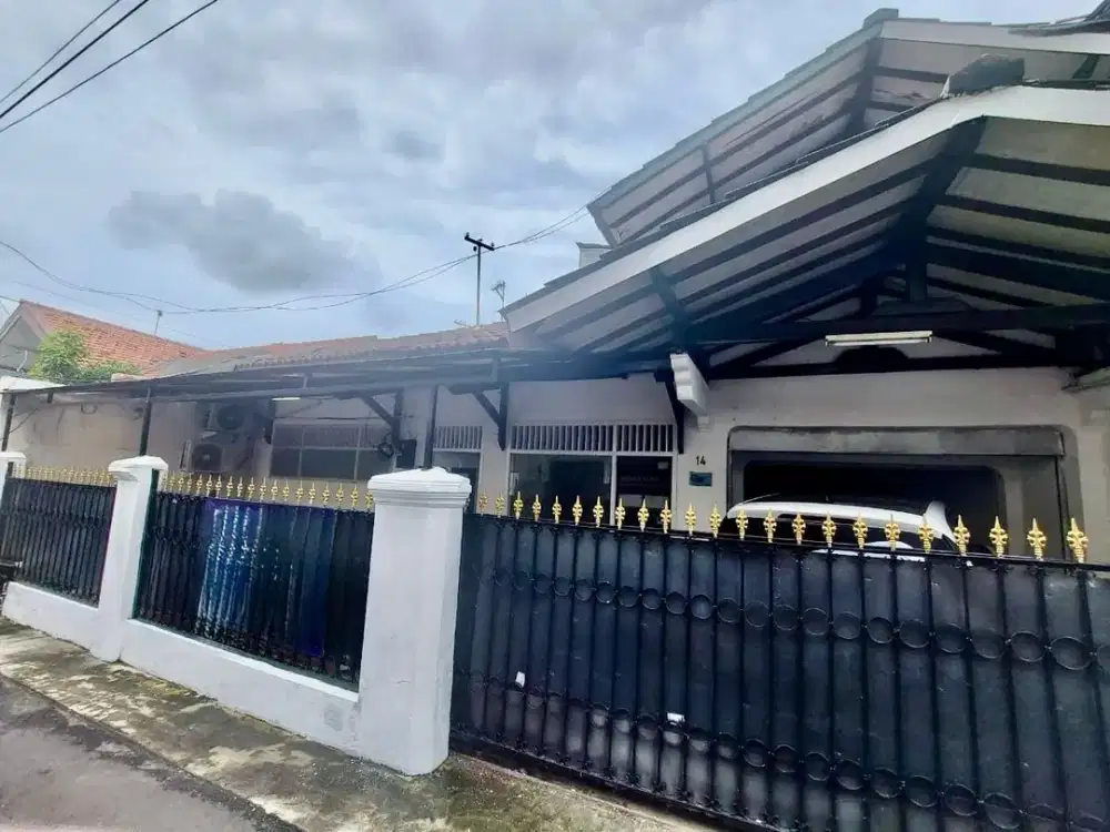 Rumah Tebet Barat Jakarta Bersih Sudah di Cat Garasi 3 mobil