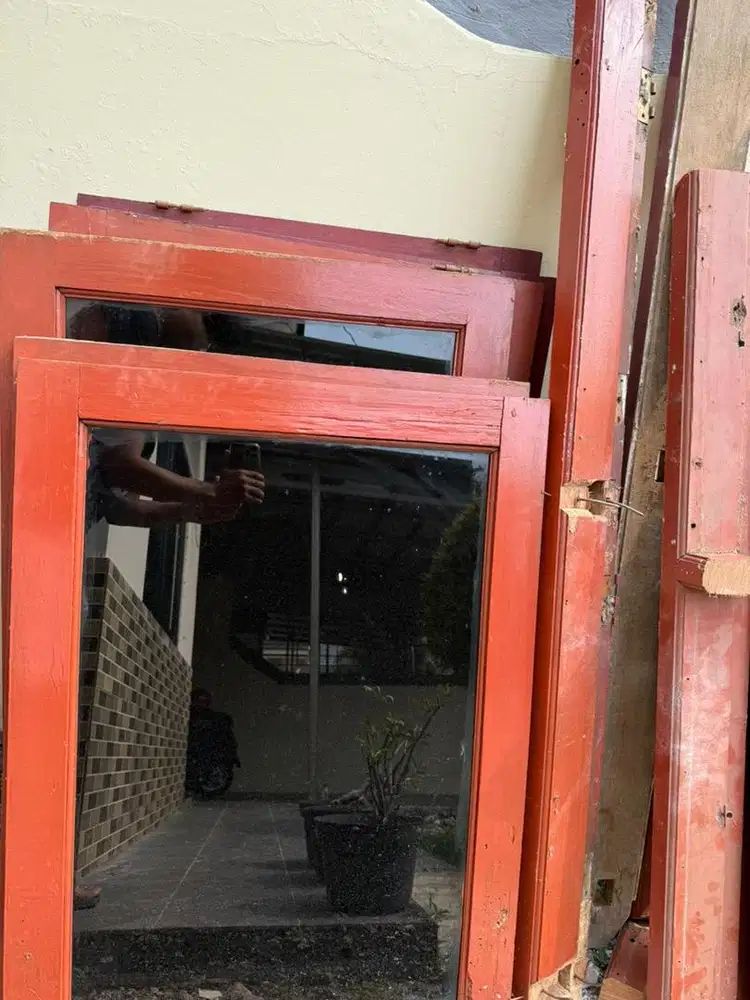 Jendela kayu bekas