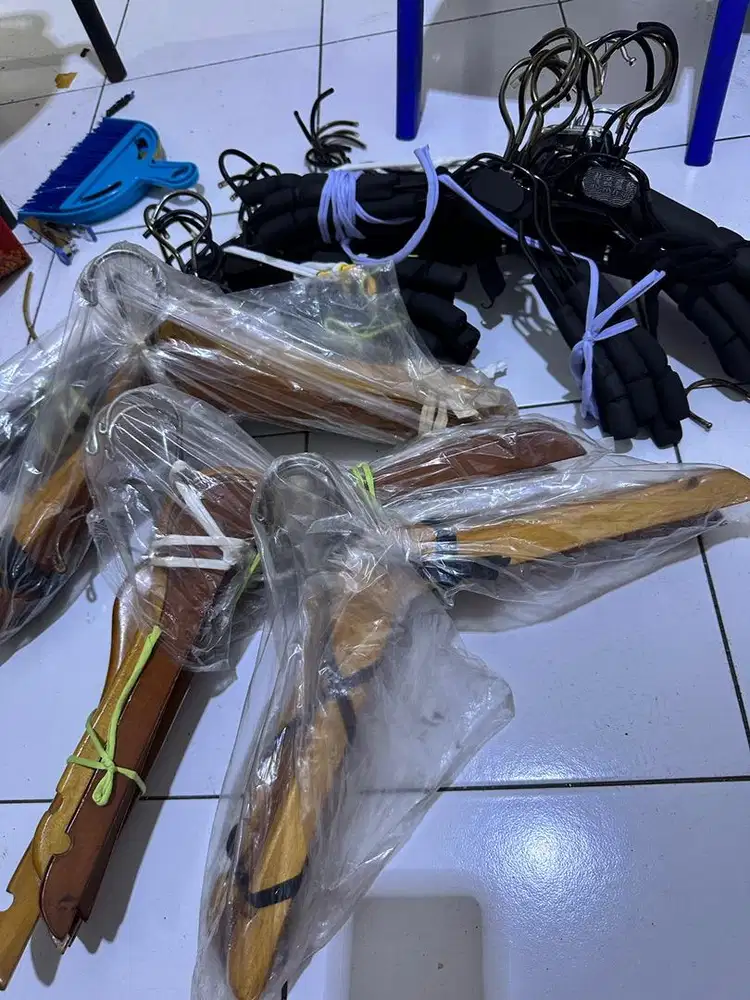 Gantungan baju dewasa
